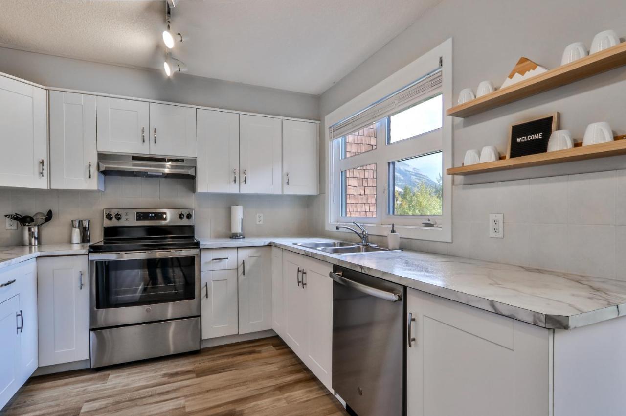 Charming 1 Bdrm Plus Loft With Views Managed By Little Sister Getaways Canmore Bagian luar foto