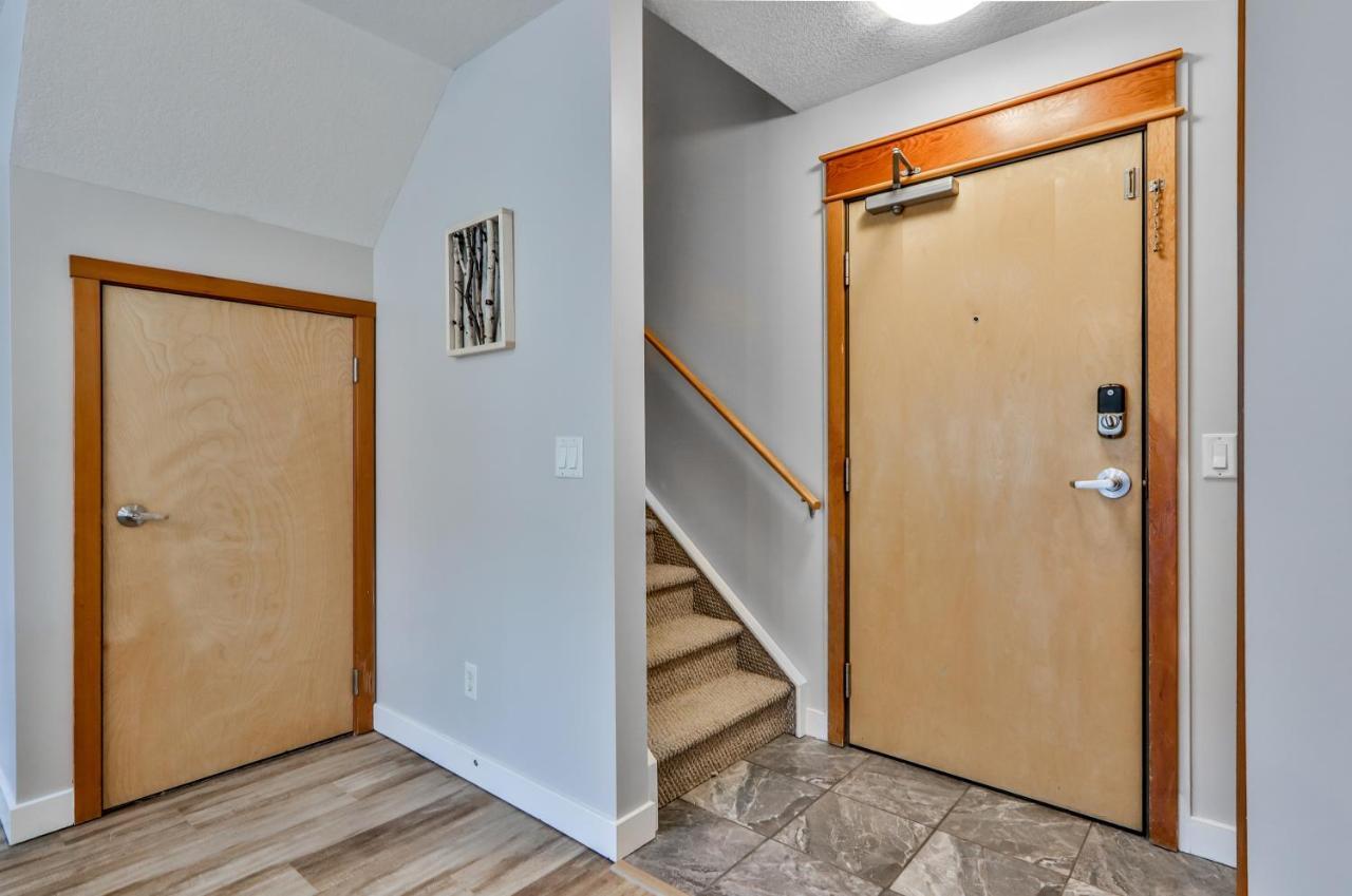 Charming 1 Bdrm Plus Loft With Views Managed By Little Sister Getaways Canmore Bagian luar foto
