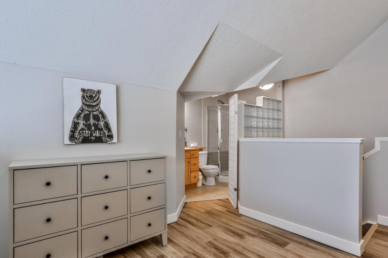 Charming 1 Bdrm Plus Loft With Views Managed By Little Sister Getaways Canmore Bagian luar foto