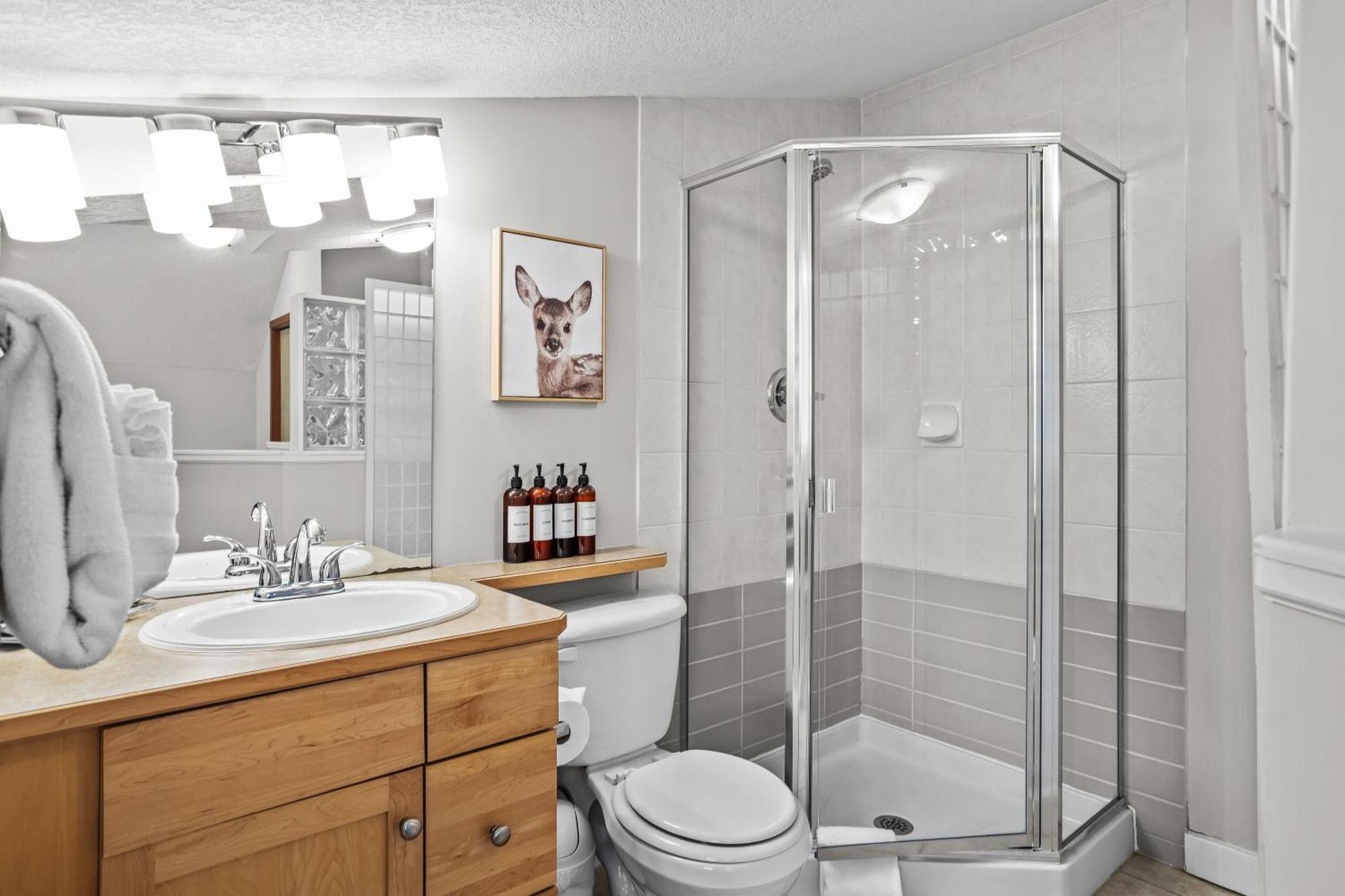 Charming 1 Bdrm Plus Loft With Views Managed By Little Sister Getaways Canmore Bagian luar foto