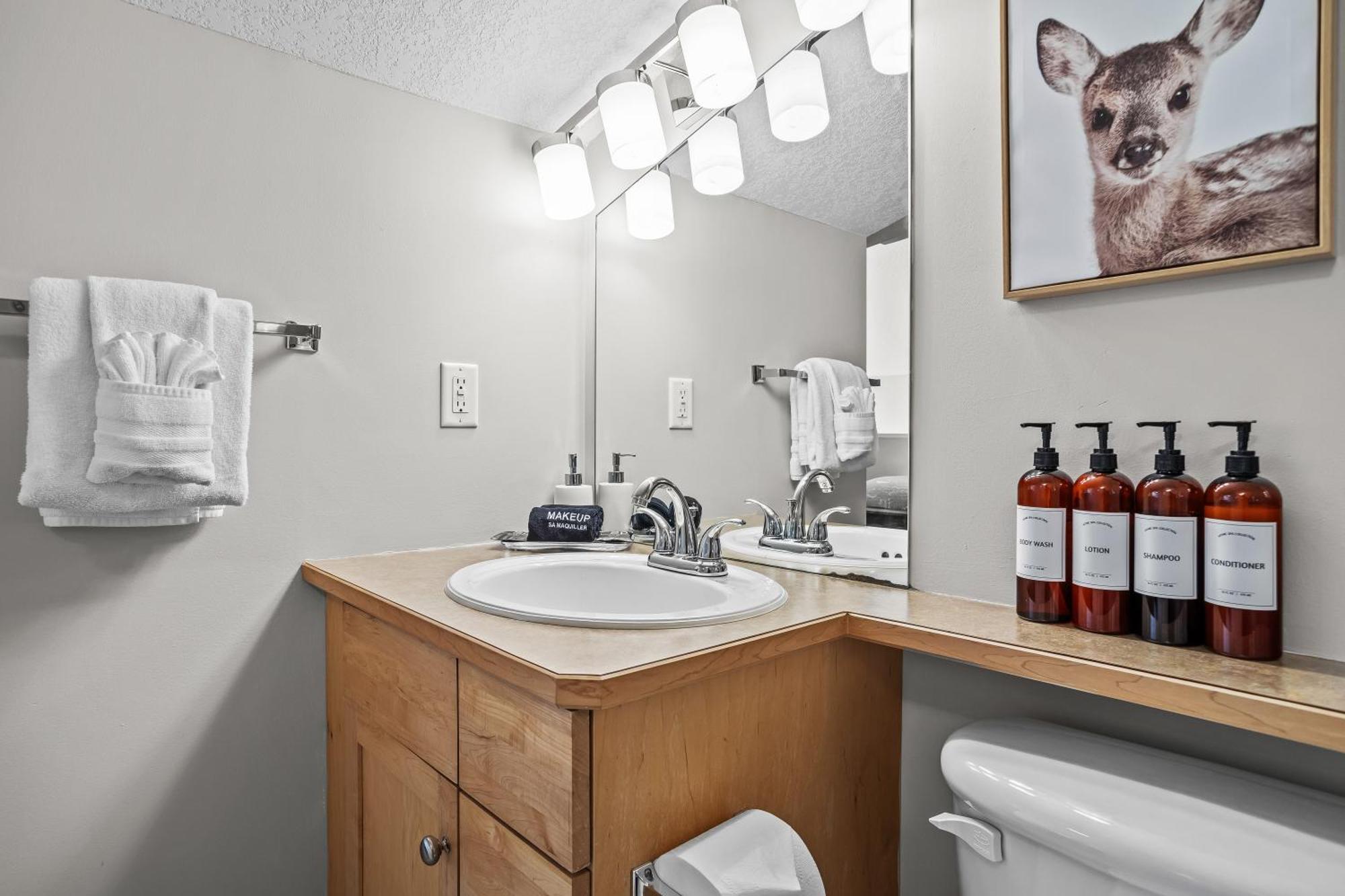 Charming 1 Bdrm Plus Loft With Views Managed By Little Sister Getaways Canmore Bagian luar foto