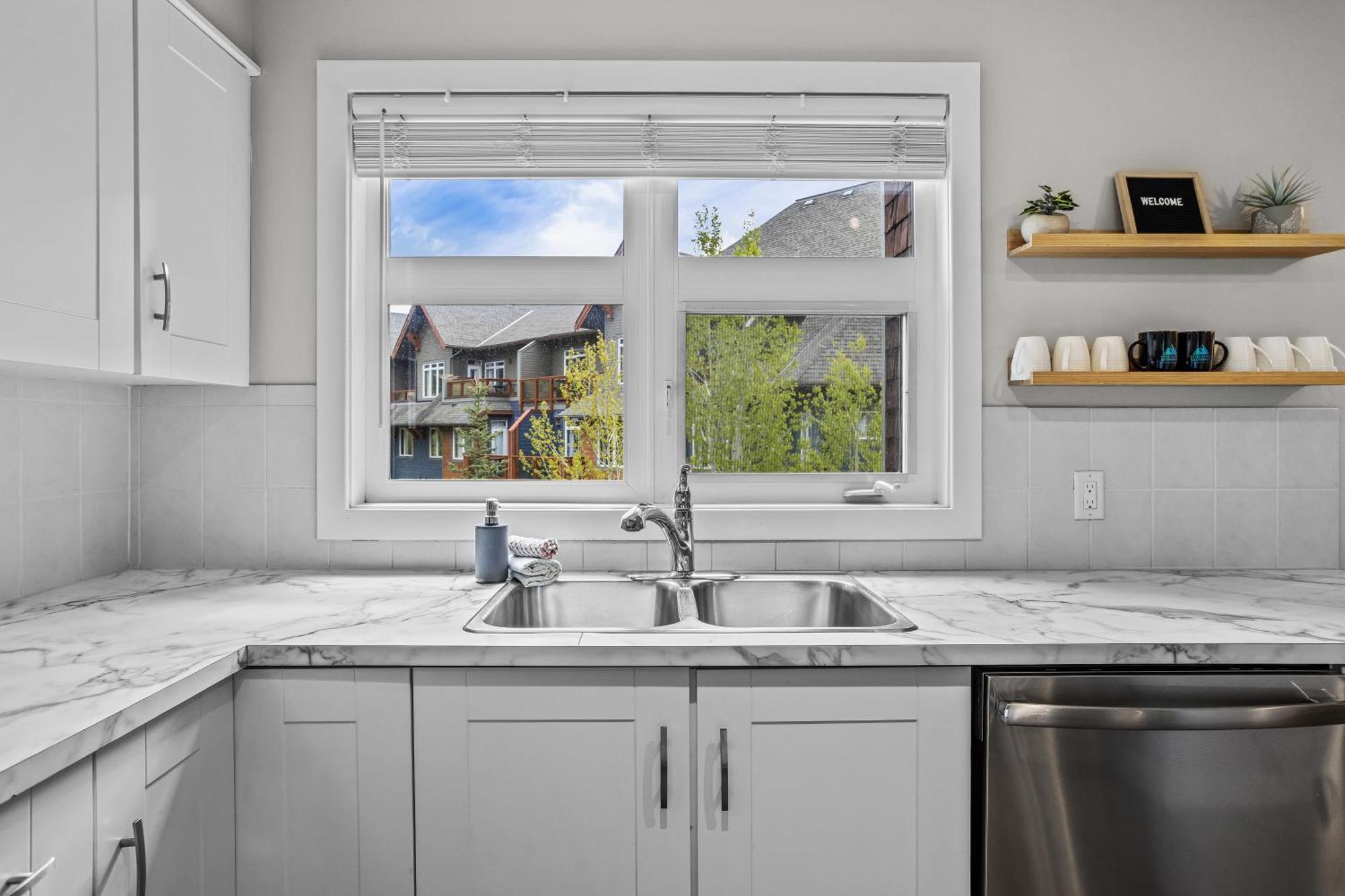 Charming 1 Bdrm Plus Loft With Views Managed By Little Sister Getaways Canmore Bagian luar foto