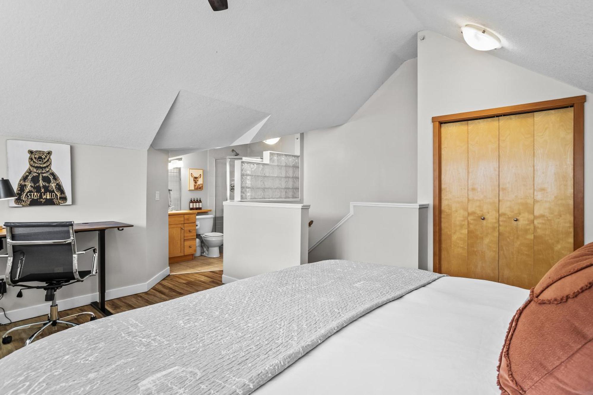 Charming 1 Bdrm Plus Loft With Views Managed By Little Sister Getaways Canmore Bagian luar foto