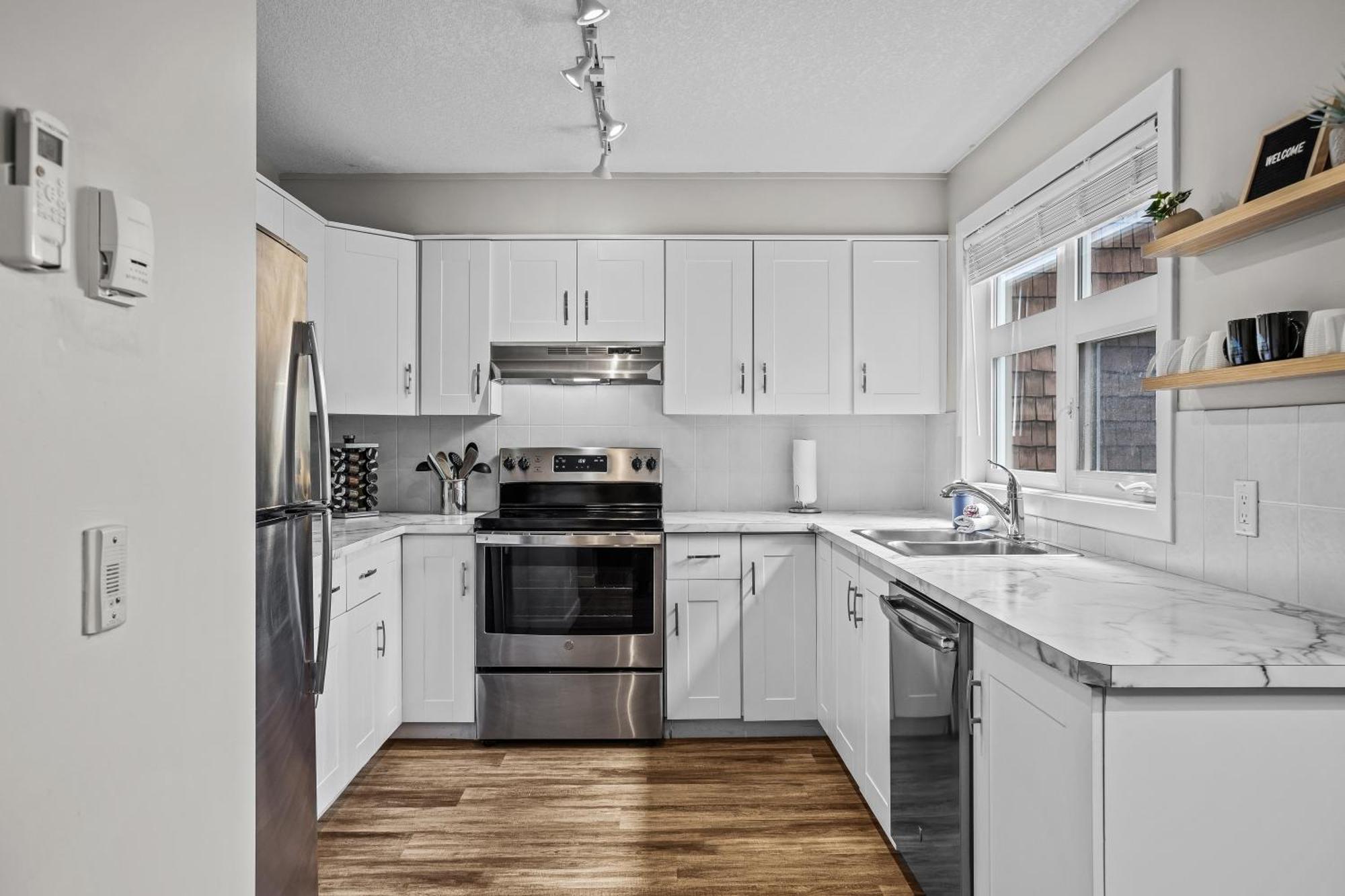 Charming 1 Bdrm Plus Loft With Views Managed By Little Sister Getaways Canmore Bagian luar foto