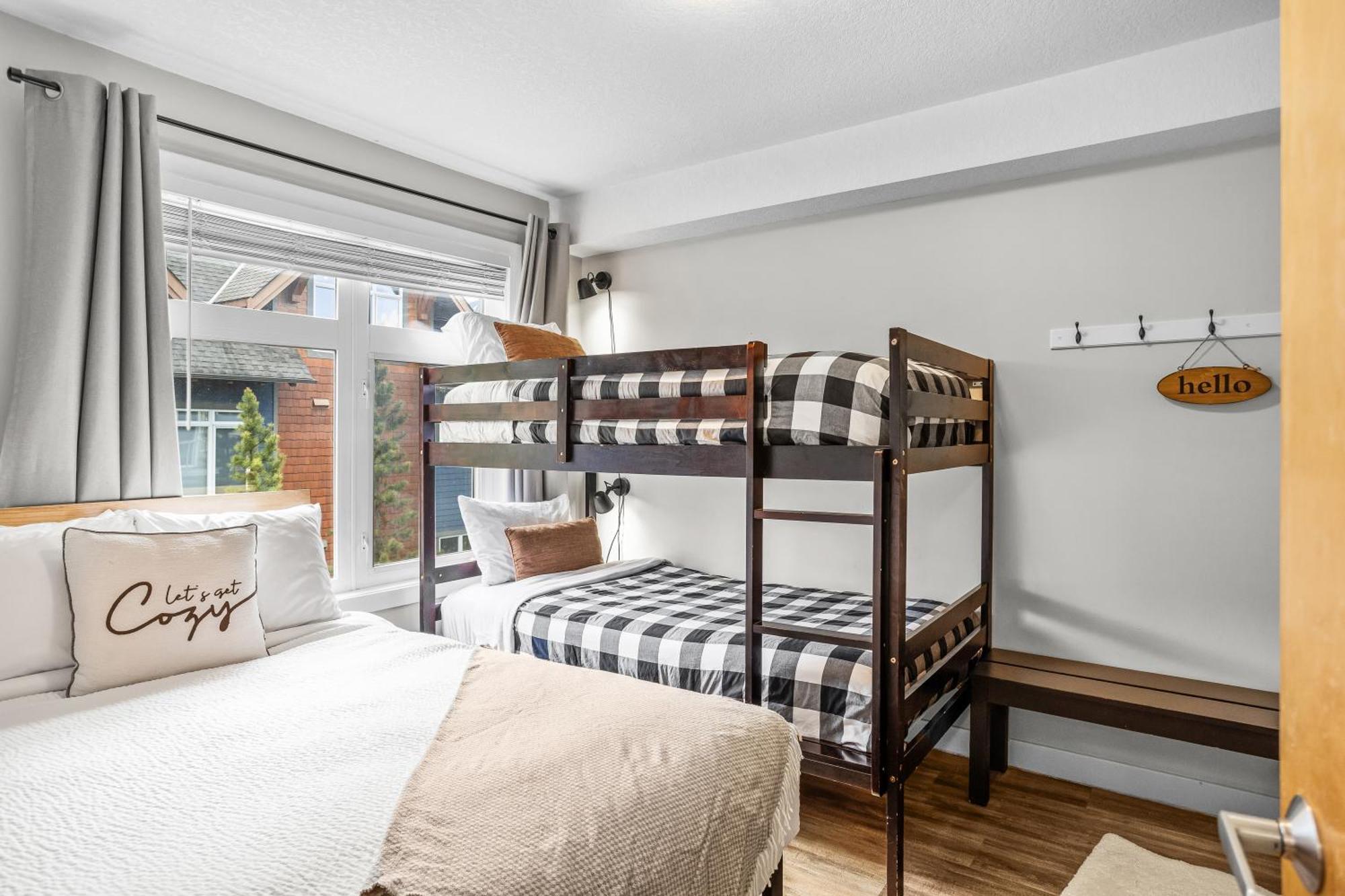Charming 1 Bdrm Plus Loft With Views Managed By Little Sister Getaways Canmore Bagian luar foto