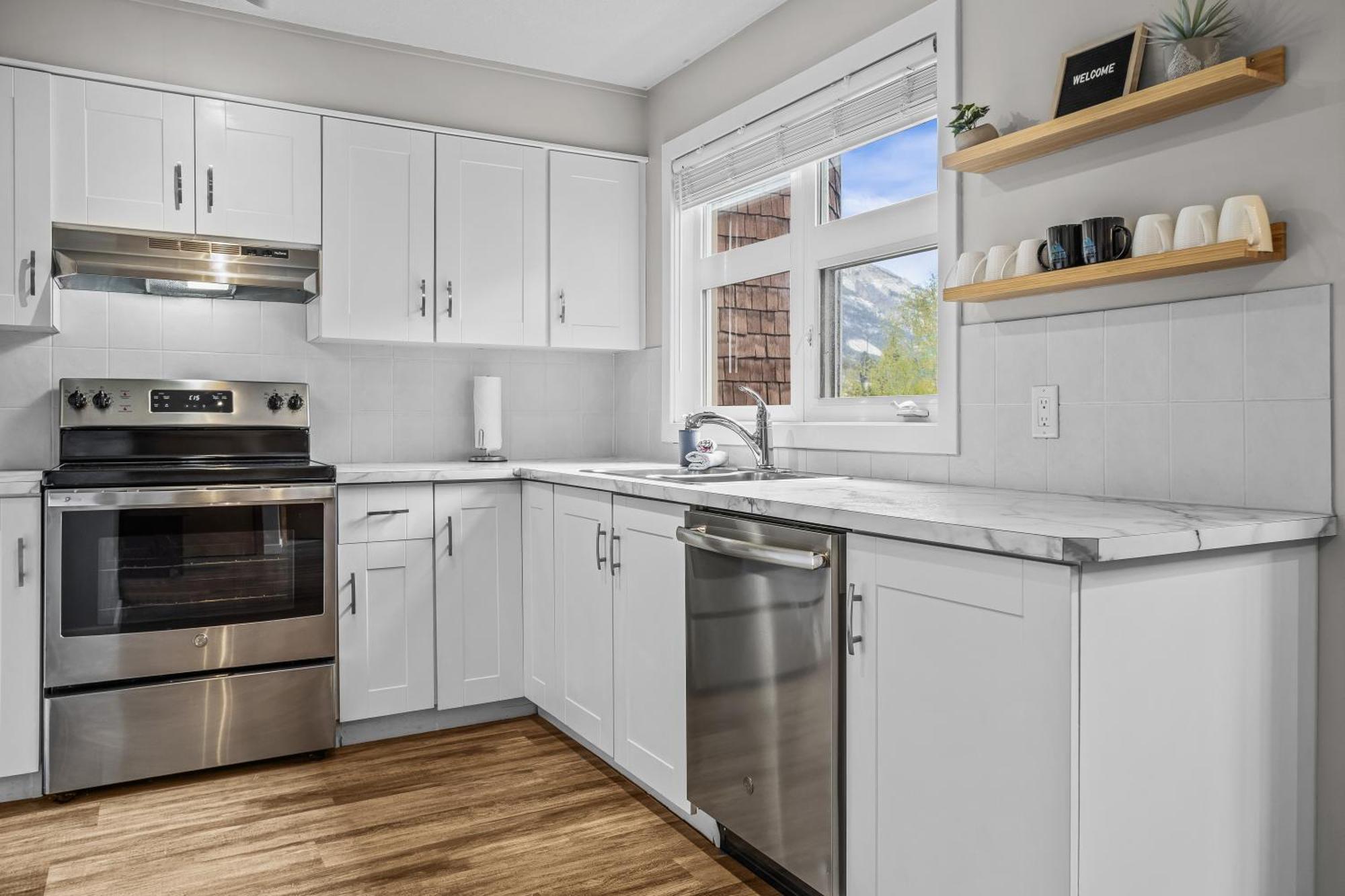Charming 1 Bdrm Plus Loft With Views Managed By Little Sister Getaways Canmore Bagian luar foto